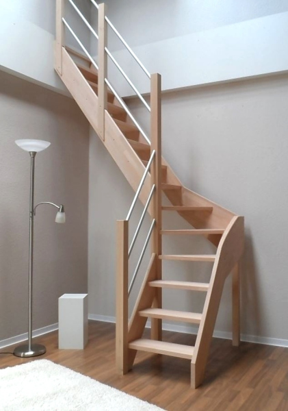 Raumspartreppe mit 1/4 Wendelung ab Stufe 4 und Pfostengeländer ab Antritt - 2 Alu Gurte mit Alu Handlauf und Mittelpfosten - Edelstahl wählbar - Treppenbreite 61 cm - Buche 40 mm - Angebot Nr. 5138202